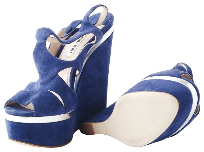 Sandali con zeppa tagliata Miu Miu in suede blu - vista 7
