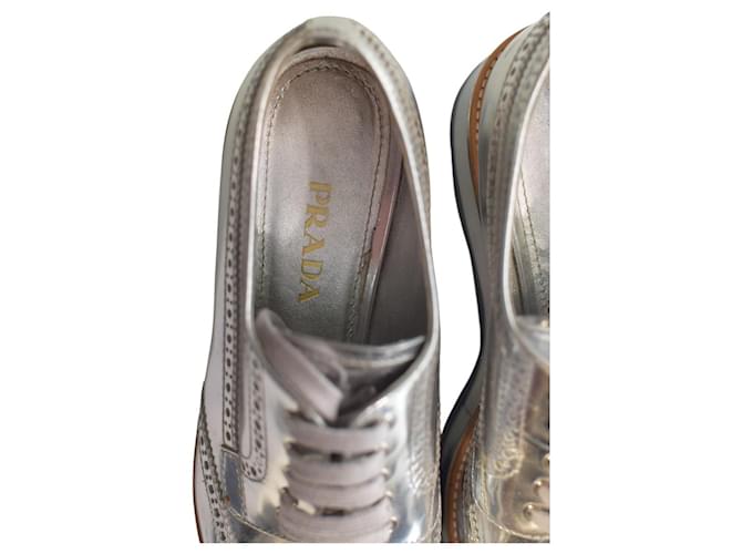 Brogues Prada in pelle argento metallizzato con piattaforma - vista 11