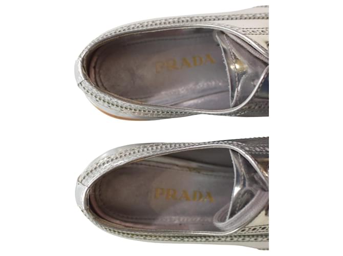 Brogues Prada in pelle argento metallizzato con piattaforma - vista 12