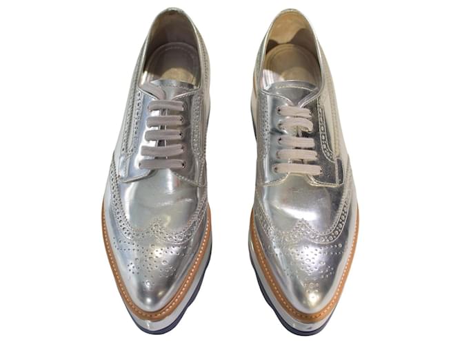 Brogues Prada in pelle argento metallizzato con piattaforma - vista 2