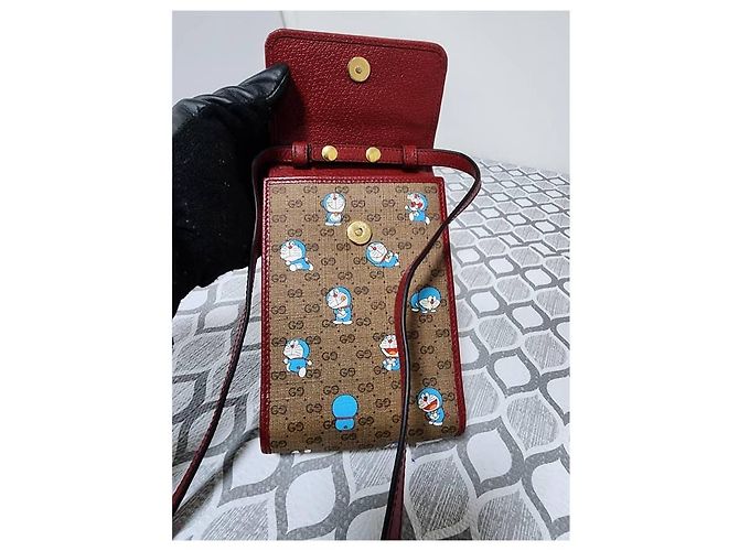 GUCCI X DORAEMON Mini Borsa a Tracolla Monogramma Mini GG Supreme Beige/Rosso Ciliegia - vista 7