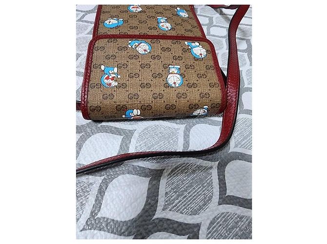 GUCCI X DORAEMON Mini Borsa a Tracolla Monogramma Mini GG Supreme Beige/Rosso Ciliegia - vista 8