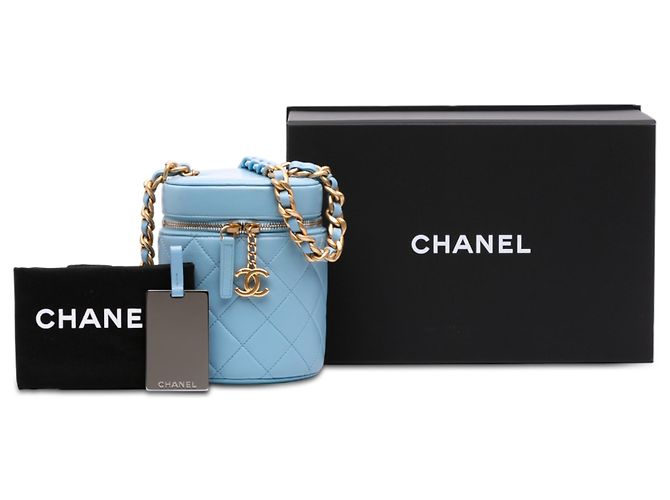 Chanel Mini CC Azul em Couro de Cordeiro Matelassado Vertical Vanity Case Azul claro - vista 12