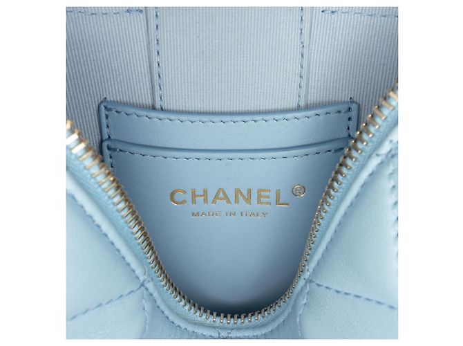 Chanel Mini CC Azul em Couro de Cordeiro Matelassado Vertical Vanity Case Azul claro - vista 5