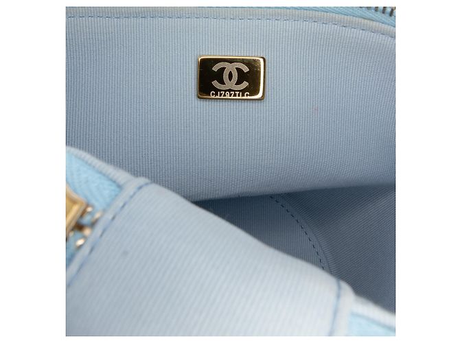 Chanel Mini CC Azul em Couro de Cordeiro Matelassado Vertical Vanity Case Azul claro - vista 6