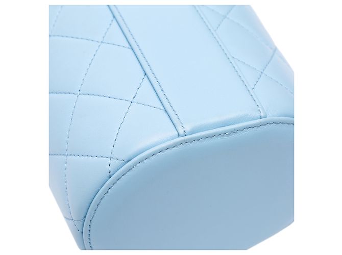 Chanel Mini CC Azul em Couro de Cordeiro Matelassado Vertical Vanity Case Azul claro - vista 8