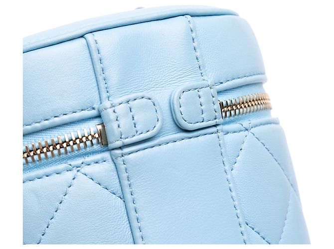 Chanel Mini CC Azul em Couro de Cordeiro Matelassado Vertical Vanity Case Azul claro - vista 9