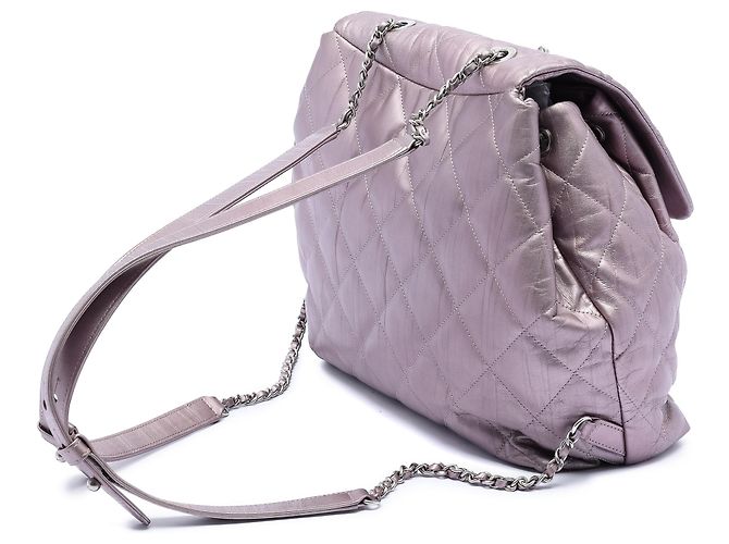 Mochila com aba Ground Control em couro de bezerro iridescente acolchoado rosa da Chanel - vista 2