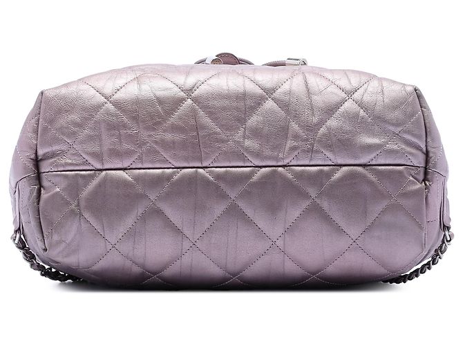 Mochila com aba Ground Control em couro de bezerro iridescente acolchoado rosa da Chanel - vista 3