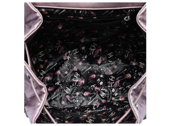 Mochila com aba Ground Control em couro de bezerro iridescente acolchoado rosa da Chanel - vista 4