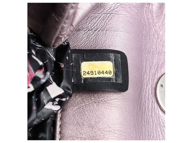 Mochila com aba Ground Control em couro de bezerro iridescente acolchoado rosa da Chanel - vista 6