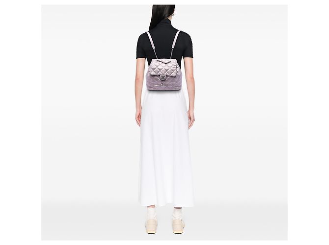 Mochila com aba Ground Control em couro de bezerro iridescente acolchoado rosa da Chanel - vista 7