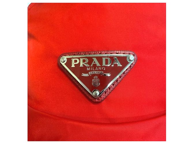 Chapéu bucket de metal Triângulo 1HC248 da Prada Vermelho - vista 7
