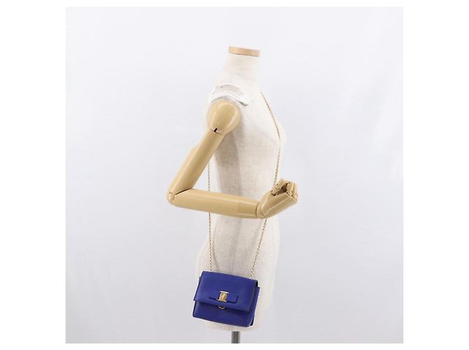 Borsa a Spalla Vala Chain in Pelle Blu Oro Auth 163452 di Salvatore Ferragamo D'oro - vista 22