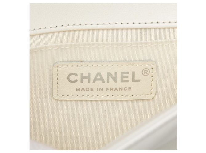 Chanel Bianco Vecchio Medio Chevron Pelle di Agnello e PVC Iridescente Boy Flap Crudo - vista 5