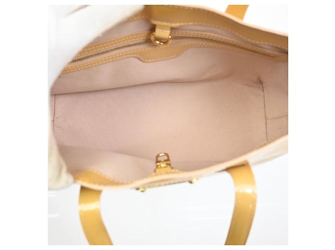 Louis Vuitton Wilshire Monogram Vernis PM Beige - vista 5