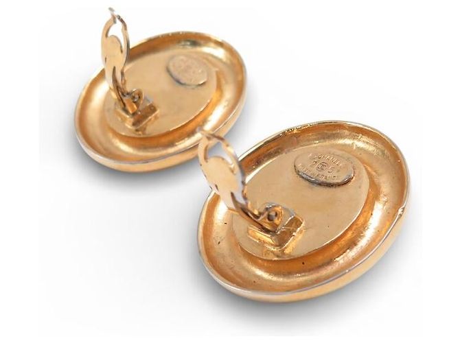 BRINCOS VINTAGE CHANEL PUCE 31 RUE CAMBON PERLAS CASTELLANE Dourado - vista 4