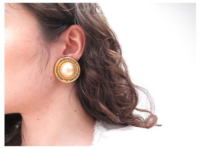BRINCOS VINTAGE CHANEL PUCE 31 RUE CAMBON PERLAS CASTELLANE Dourado - vista 8