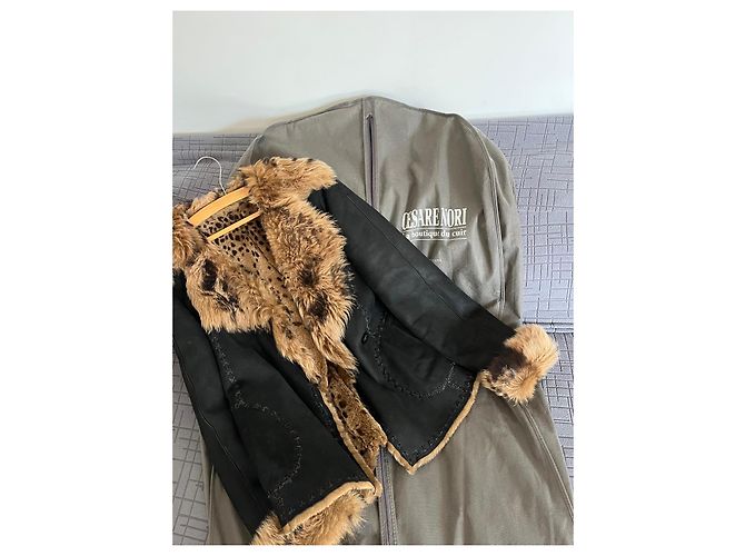 Autre Marque Chaqueta de cuero negro con cuello y puños de piel Castaño - vista 5