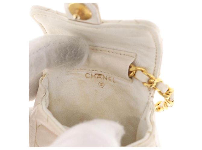 CHANEL Llavero Matelassé de Piel de Cordero Oro Blanco CC Auth bs33121 Dorado - vista 11
