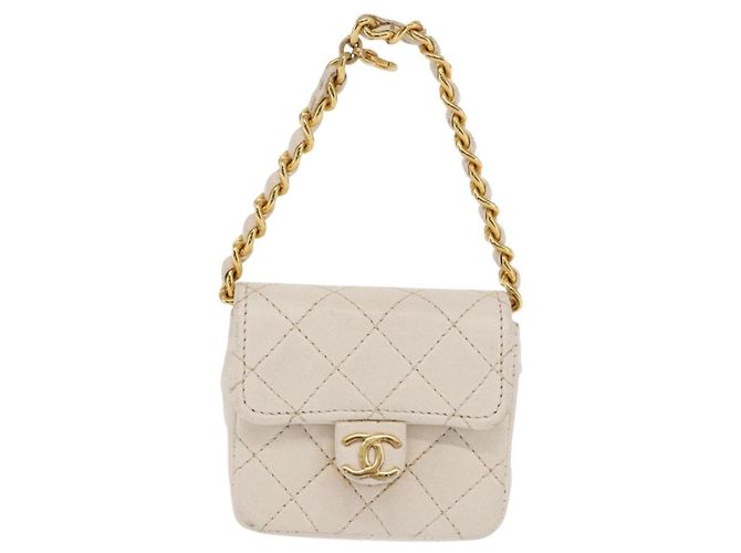 CHANEL Llavero Matelassé de Piel de Cordero Oro Blanco CC Auth bs33121 Dorado - vista 13