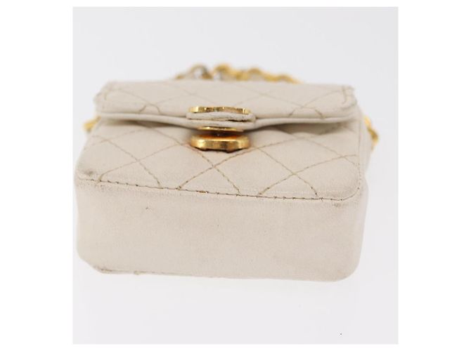 CHANEL Llavero Matelassé de Piel de Cordero Oro Blanco CC Auth bs33121 Dorado - vista 5