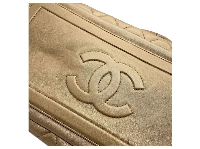 Bolsa de boliche Coco Cocoon em couro de cordeiro metálico acolchoado dourado da Chanel - vista 11