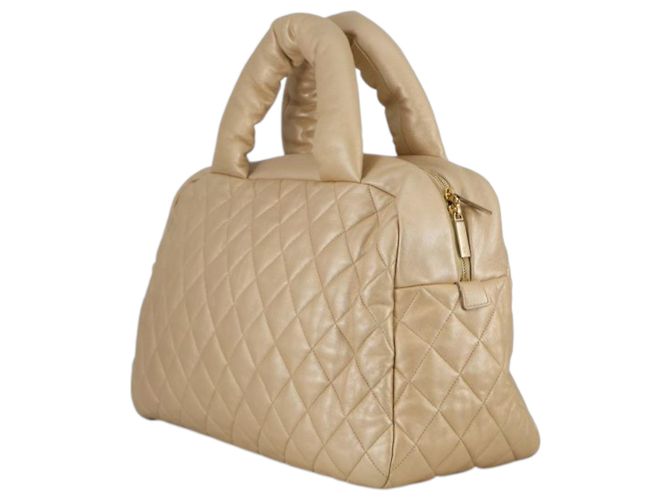 Bolsa de boliche Coco Cocoon em couro de cordeiro metálico acolchoado dourado da Chanel - vista 2