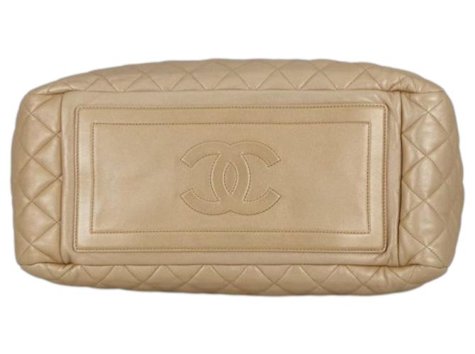 Bolsa de boliche Coco Cocoon em couro de cordeiro metálico acolchoado dourado da Chanel - vista 3