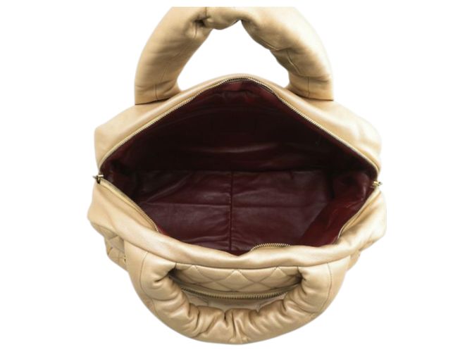 Bolsa de boliche Coco Cocoon em couro de cordeiro metálico acolchoado dourado da Chanel - vista 4