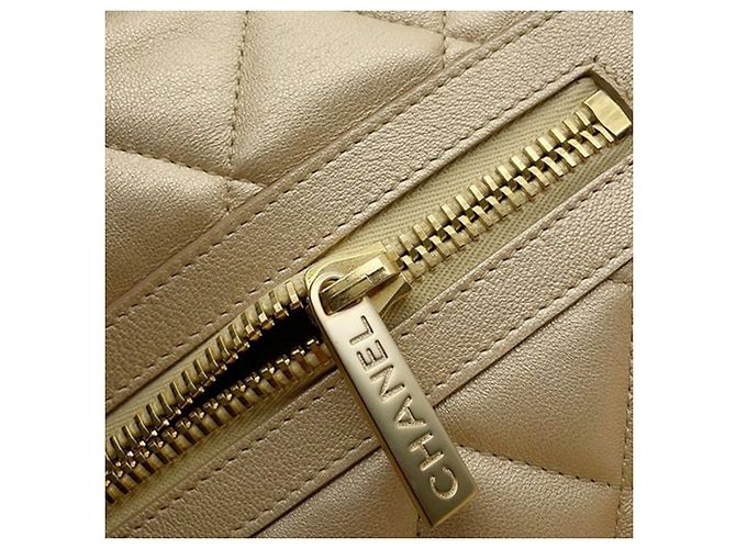 Bolsa de boliche Coco Cocoon em couro de cordeiro metálico acolchoado dourado da Chanel - vista 8