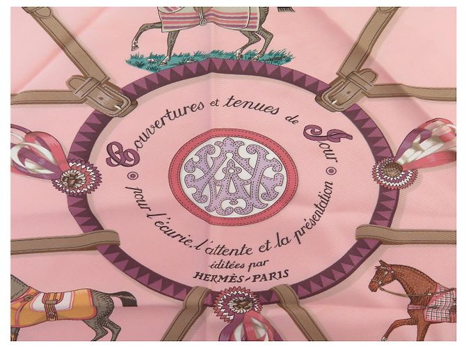 Hermès BUFANDA HERMES TRIÁNGULO CUBIERTAS Y ROPA DE DÍA EN SEDA Rosa - vista 4