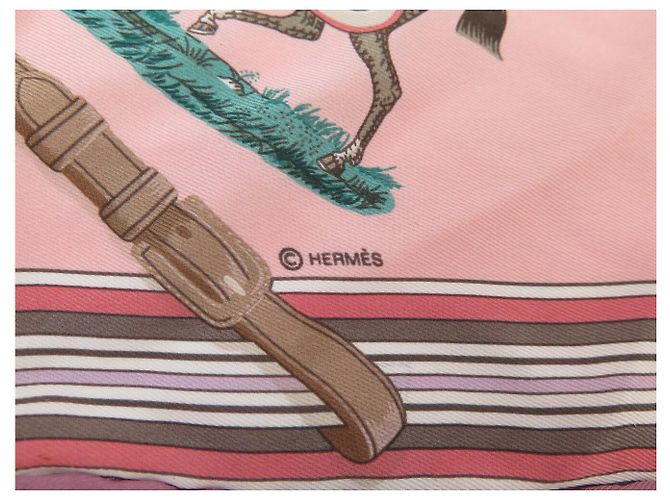 Hermès BUFANDA HERMES TRIÁNGULO CUBIERTAS Y ROPA DE DÍA EN SEDA Rosa - vista 5