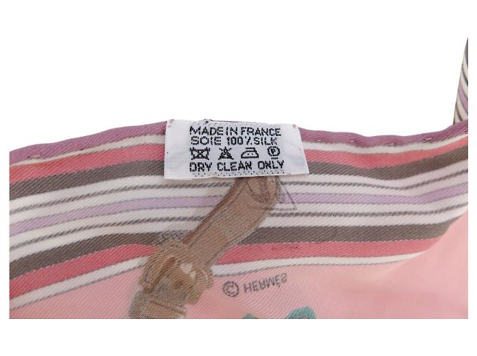 Hermès BUFANDA HERMES TRIÁNGULO CUBIERTAS Y ROPA DE DÍA EN SEDA Rosa - vista 6