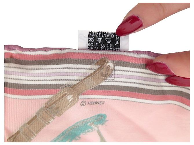 Hermès BUFANDA HERMES TRIÁNGULO CUBIERTAS Y ROPA DE DÍA EN SEDA Rosa - vista 7