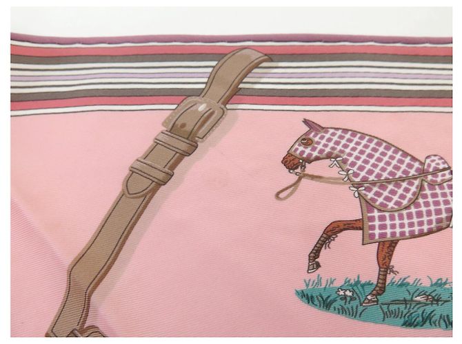 Hermès BUFANDA HERMES TRIÁNGULO CUBIERTAS Y ROPA DE DÍA EN SEDA Rosa - vista 8