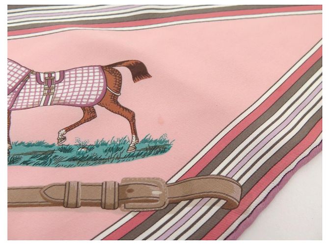 Hermès BUFANDA HERMES TRIÁNGULO CUBIERTAS Y ROPA DE DÍA EN SEDA Rosa - vista 9