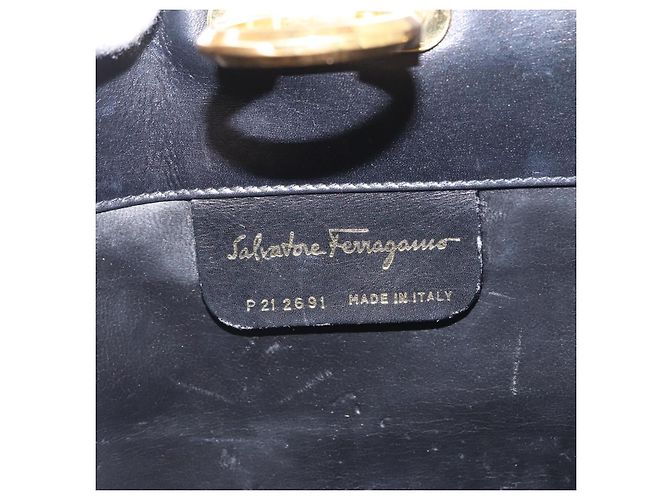 Salvatore Ferragamo Borsa a Spalla Gancini Chain in Pelle Nera Oro Auth 169084 Nero D'oro - vista 12
