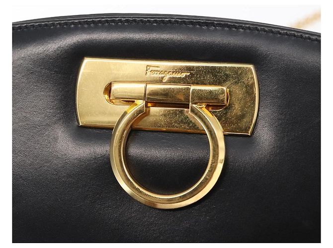 Salvatore Ferragamo Borsa a Spalla Gancini Chain in Pelle Nera Oro Auth 169084 Nero D'oro - vista 17