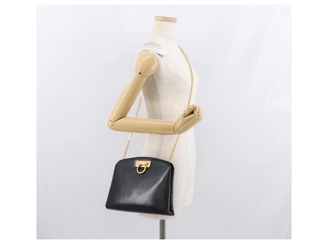 Salvatore Ferragamo Borsa a Spalla Gancini Chain in Pelle Nera Oro Auth 169084 Nero D'oro - vista 21