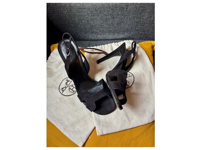 Sandali Holy 105 di Hermès in suede nero - vista 2
