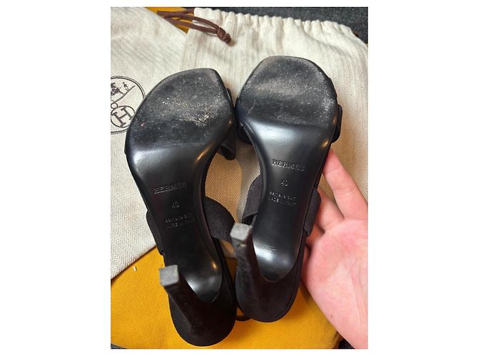Sandali Holy 105 di Hermès in suede nero - vista 3