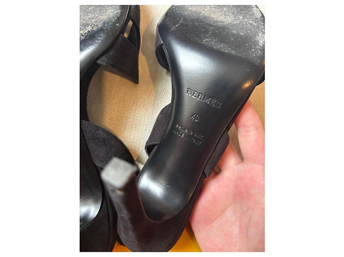 Sandali Holy 105 di Hermès in suede nero - vista 5