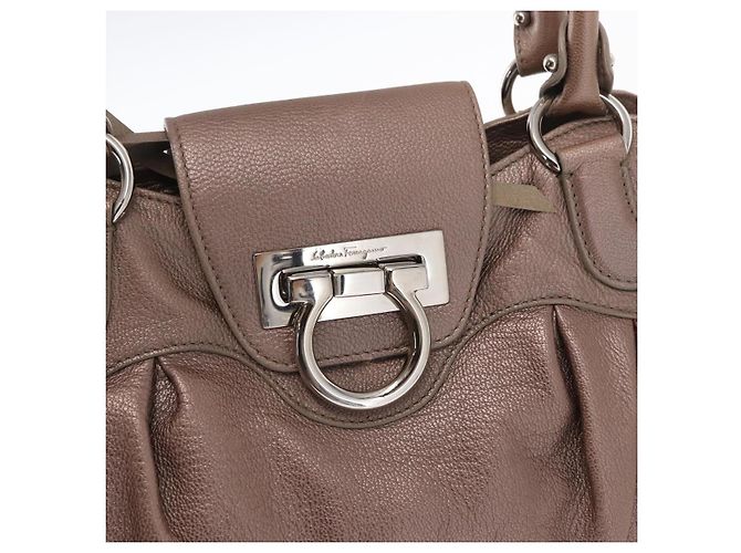 Borsa a mano Gancini in pelle beige argento Salvatore Ferragamo Auth 169577 - vista 19