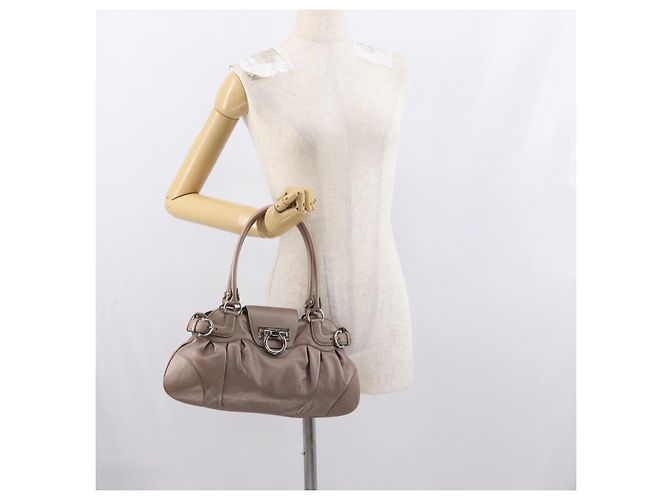 Borsa a mano Gancini in pelle beige argento Salvatore Ferragamo Auth 169577 - vista 24