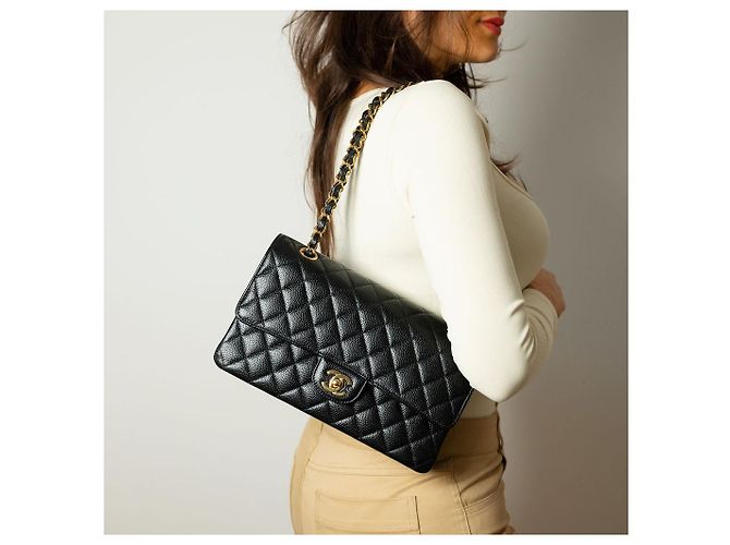 Timeless Chanel Borsa a spalla matelassé in pelle caviar nera con doppio flap classico medio Nero - vista 2
