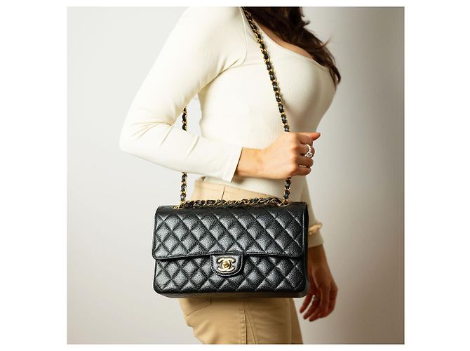 Timeless Chanel Borsa a spalla matelassé in pelle caviar nera con doppio flap classico medio Nero - vista 3