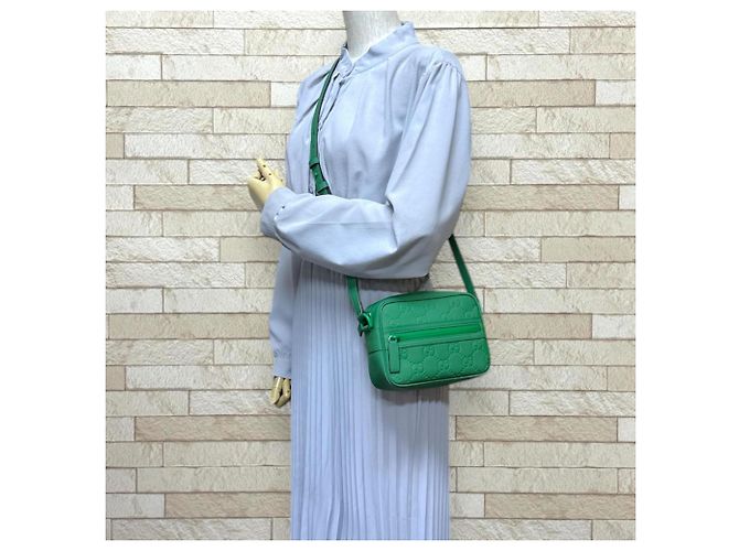 Mini borsa a spalla effetto gomma GG di Gucci Verde - vista 2