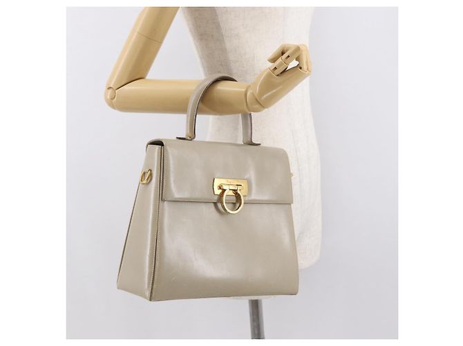 Borsa a mano Gancini in pelle beige e oro Auth 170123 di Salvatore Ferragamo - vista 25