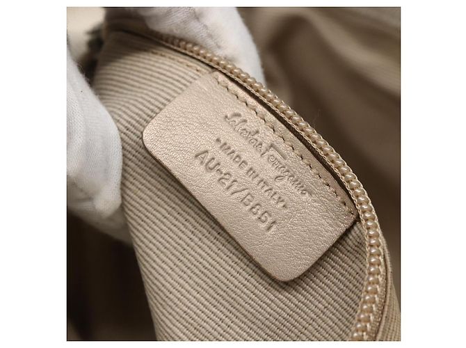 Borsa a mano Salvatore Ferragamo in tela beige oro Auth 169508 - vista 12